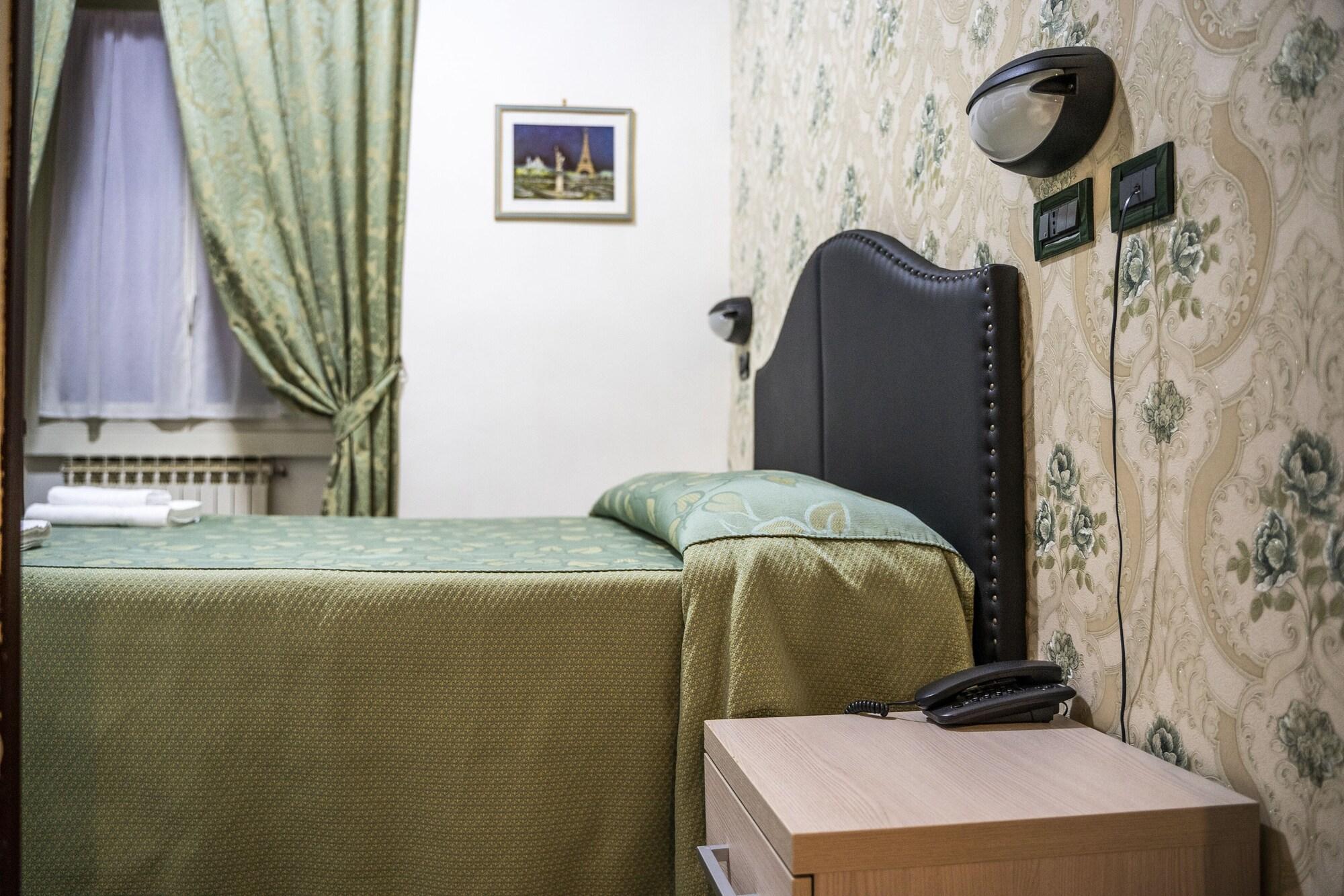 Hotel Ferrarese Ρώμη Εξωτερικό φωτογραφία